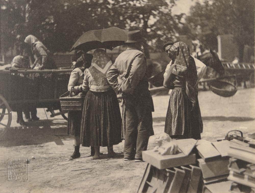 Při jarmarku v Uherské Hradišti, r. 1904, Erwin Raupp (zdroj: Národní muzeum) Při jarmarku v Uherské Hradišti, r. 1904, Erwin Raupp (zdroj: Národní muzeum)