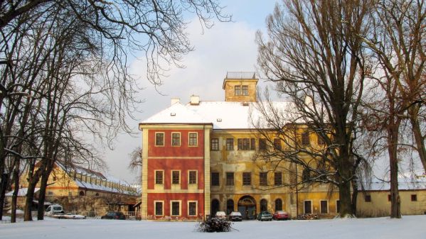 Zámek v Praze-Kunraticích – 1961-2014 sídlo entomologického odd. NM (v pozadí budovy hospodářského dvora)