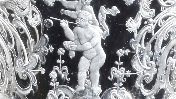 Detail poháru s víkem s alegorií Homo Bulla, 30. léta 18. století (zdroj: Národní muzeum)
