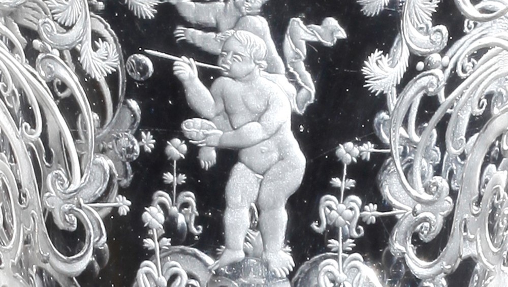 Detail poháru s víkem s alegorií Homo Bulla, 30. léta 18. století (zdroj: Národní muzeum) Detail poháru s víkem s alegorií Homo Bulla, 30. léta 18. století (zdroj: Národní muzeum)