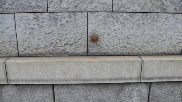 Sokl kolem budovy je z bosované tiské žuly (zdroj: Národní muzeum) Sokl kolem budovy je z bosované tiské žuly (zdroj: Národní muzeum)