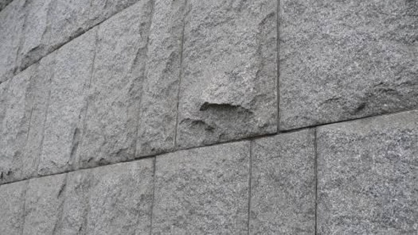 V obvodovém plášti nové budovy se nacházejí kamenné bosované kvádry, které tvoří celé stěny nebo leštěné desky. Velká stěna do Wilsonovy ulice a menší stěna do Vinohradské ulice je z bosovaných kvádrů kozárovické žuly (zdroj: Národní muzeum) V obvodovém plášti nové budovy se nacházejí kamenné bosované kvádry, které tvoří celé stěny nebo leštěné desky. Velká stěna do Wilsonovy ulice a menší stěna do Vinohradské ulice je z bosovaných kvádrů kozárovické žuly (zdroj: Národní muzeum)