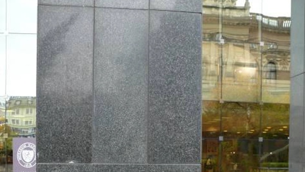 Obklady vysokých nosných pilířů (na fotografii) jsou z leštěného šluknovského syenitu. Jsou z něj i desky laviček, vnitřní i vnější obklady vodních bazénů a rozměrný podstavec pod bronzovým sousoším Atomový věk od V. Makovského (zdroj: Národní muzeum) Obklady vysokých nosných pilířů (na fotografii) jsou z leštěného šluknovského syenitu. Jsou z něj i desky laviček, vnitřní i vnější obklady vodních bazénů a rozměrný podstavec pod bronzovým sousoším Atomový věk od V. Makovského (zdroj: Národní muzeum)