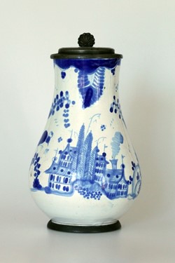 Fajánsový džbánek, habánská keramika, hruškovitého tvaru, malovaný kobaltem, architektura a pták, na hrdle cínové víčko, konec 17. století. Zdroj: Národní muzeum