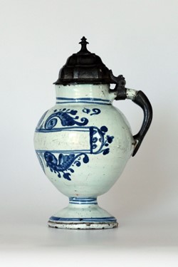 Lékárenská fajánsová nádobka, habánská keramika, na nožce, s cínovým víčkem, s kobaltovým štítkem a rozděleným letopočtem, r. 1709. Zdroj: Národní muzeum