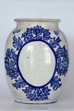 Lékárenská nádoba, fajánsová, habánská keramika, soudkovitého tvaru, kartuše s kobaltovým rostlinným dekorem a letopočet, r. 1687. Zdroj: Národní muzeum