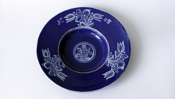 Fajánsový talíř, habánská keramika, polévaný kobaltem, na okraji a na dně rostlinný dekor, s děleným letopočtem, r. 1703. Zdroj: Národní muzeum