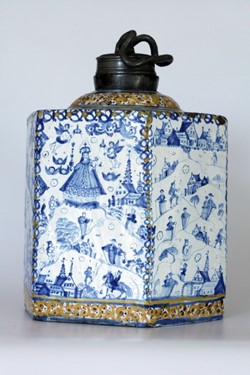 Fajánsová láhev, habánská keramika, šestiboká, s cínovým šroubením, zdobená kobaltem, poutní madona korunovaná anděli, figurální a architektonické výjevy. 2.polovina 17.stol. Zdroj: Národní muzeum