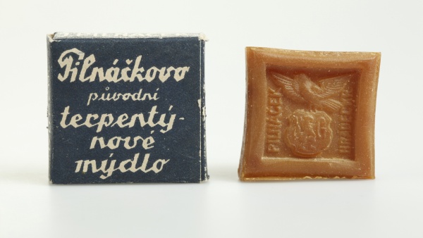 Pilňáčkova továrna na mýdlo byla jedním z významných průmyslových podniků v Hradci Králové. Mýdlo pochází z 1. třetiny 20. století (zdroj: Národní muzeum)