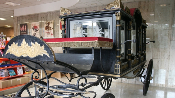 Pohřební vůz se chystá na výstavu Smrt (zdroj: Národní muzeum) Pohřební vůz se chystá na výstavu Smrt (zdroj: Národní muzeum)