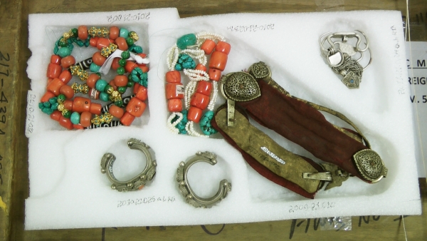 Z Bhútánu dorazily vedle obdivuhodných výrobků tkalcovského řemesla také překrásné šperky (zdroj: Národní muzeum) Z Bhútánu dorazily vedle obdivuhodných výrobků tkalcovského řemesla také překrásné šperky (zdroj: Národní muzeum)