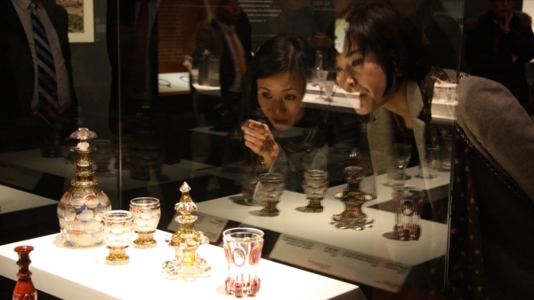 Lidé v Národním muzeu KOreje v Soulu před vitrínami velmi živě diskutují (zdroj: Národní muzeum)