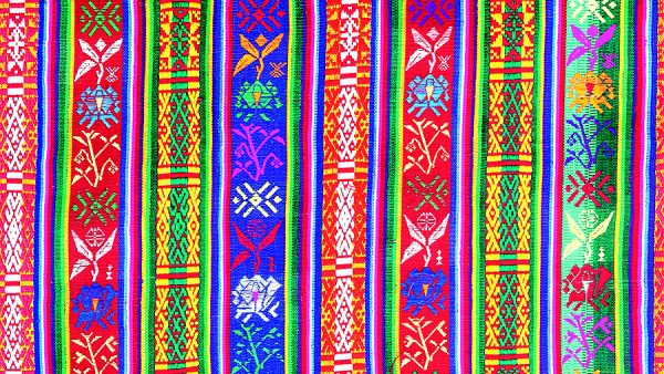 Tkanina s dekorem stromů, šinglo, detail (zdroj: Royal Textile Academy, Thimphu, Bhútán) Tkanina s dekorem stromů, šinglo, detail (zdroj: Royal Textile Academy, Thimphu, Bhútán)