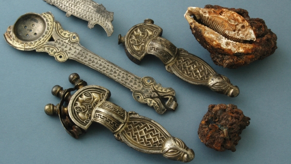 Honosné předměty z pohřbu bohaté germánské ženy z první poloviny 6. století n. l. ze Světce Hrob s párem stříbrných pozlacených spon, který představuje jedinou výraznou práci zvěrného stylu v Čechách, obsahoval dále bronzový cedníček, kování v podobě ryby a mušli Cypraea. Cedníček i kování v podobě ryby jsou symbolem křesťanství a mohou svědčit o kontaktech Langobardů s křesťanským prostředím středomořského (severoafrického) světa. (zdroj: Národní muzeum) Honosné předměty z pohřbu bohaté germánské ženy z první poloviny 6. století n. l. ze Světce Hrob s párem stříbrných pozlacených spon, který představuje jedinou výraznou práci zvěrného stylu v Čechách, obsahoval dále bronzový cedníček, kování v podobě ryby a mušli Cypraea. Cedníček i kování v podobě ryby jsou symbolem křesťanství a mohou svědčit o kontaktech Langobardů s křesťanským prostředím středomořského (severoafrického) světa. (zdroj: Národní muzeum)