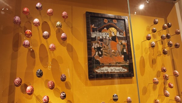 Různé způsoby zdobení velikonočních kraslic můžete najít i v expozici Národopisného muzea – Musaionu. Různé způsoby zdobení velikonočních kraslic můžete najít i v expozici Národopisného muzea – Musaionu.