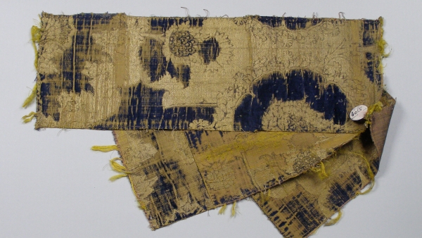 Tři kusy vzorovaného hedvábného sametu v modrožluté barevné kombinaci. Zdroj: Národní muzeum Tři kusy vzorovaného hedvábného sametu v modrožluté barevné kombinaci. Zdroj: Národní muzeum