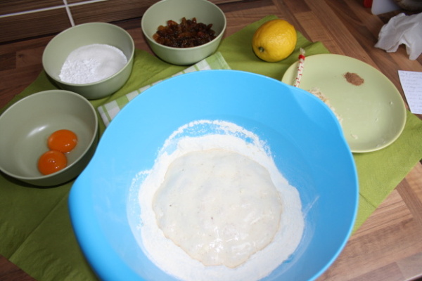 Mouku se špetkou soli přesypeme do mísy a uprostřed uděláme důlek. Nalijeme do něj mléko, rozdrobíme droždí a přidáme lžíci cukru. Zaděláme kvásek a necháme lehce nakynout.