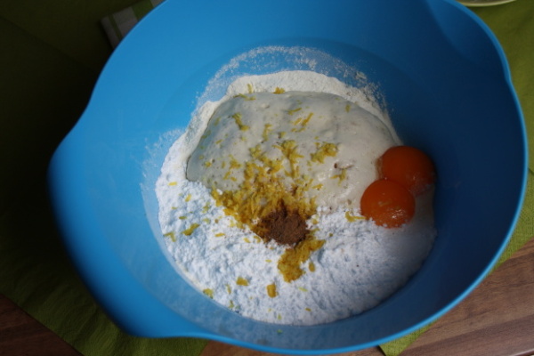 Až kvásek nakyne přidáme zbylý cukr, vanilkový cukr, muškátový oříšek, citrónovou kůru a žloutky. 