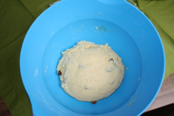 Jakmile se nám suroviny spojí, přidáme nakonec ještě rozehřáté máslo a rozinky namočené v rumu.