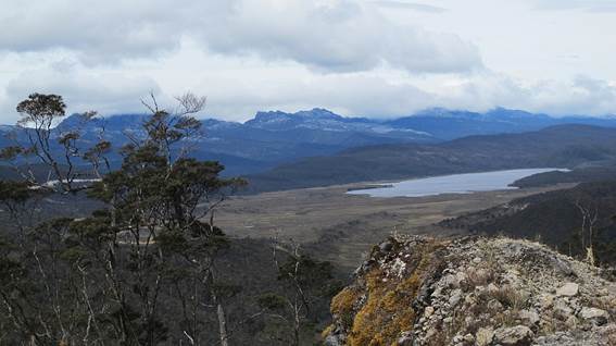 Danau (=jezero) Habbema. Jezero leží v nadmořské výšce 3300 m v 2. pásmu Národního parku Lorentz. V oblacích v pozadí snímku je skryta druhá nejvyšší hora Papui Trikora dosahující 4730 m n. m. Během dne se teplota okolo jezera pohybuje okolo příjemných 25°C, v noci se teploty mohou blížit nule. Zdroj: Národní muzeum Danau (=jezero) Habbema. Jezero leží v nadmořské výšce 3300 m v 2. pásmu Národního parku Lorentz. V oblacích v pozadí snímku je skryta druhá nejvyšší hora Papui Trikora dosahující 4730 m n. m. Během dne se teplota okolo jezera pohybuje okolo příjemných 25°C, v noci se teploty mohou blížit nule. Zdroj: Národní muzeum