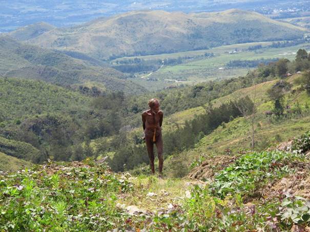 Baliemské údolí. Příslušník místního etnika Dani – starý muž, který nepochybně pamatuje doby, kdy byl kanibalismus na Papui zcela běžnou praktikou. Vzhledem k úrodnosti půdy v Baliemském údolí byli nuceni Daniové o tuto půdu často bojovat a ve své době patřili široko-daleko k nejobávanějším lovcům lebek. Dnes patří k posledním nositelům tradic, alespoň pokud se sporého odění týká. Současná generace mladých Papuánců již nepochybně půjde jinou životní cestou. Otázkou zůstává, zda tou správnou. Zdroj: Národní muzeum Baliemské údolí. Příslušník místního etnika Dani – starý muž, který nepochybně pamatuje doby, kdy byl kanibalismus na Papui zcela běžnou praktikou. Vzhledem k úrodnosti půdy v Baliemském údolí byli nuceni Daniové o tuto půdu často bojovat a ve své době patřili široko-daleko k nejobávanějším lovcům lebek. Dnes patří k posledním nositelům tradic, alespoň pokud se sporého odění týká. Současná generace mladých Papuánců již nepochybně půjde jinou životní cestou. Otázkou zůstává, zda tou správnou. Zdroj: Národní muzeum
