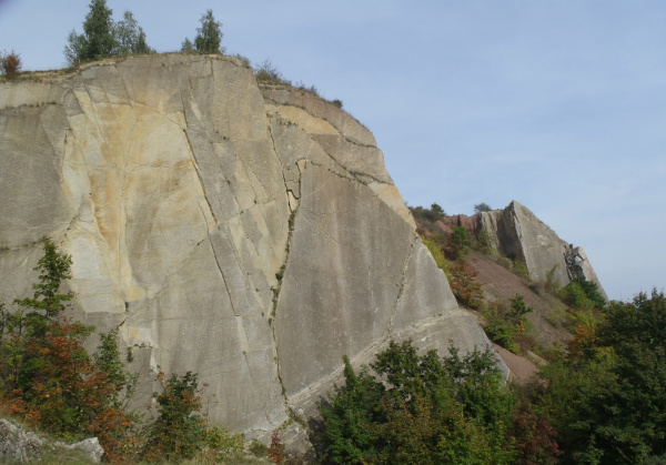 V lomech Na Vysoké se těžily devonské vápence. Ve střední části lomové stěny můžeme vidět sesuv, ke kterému došlo v roce 1939 (lokalita 2).