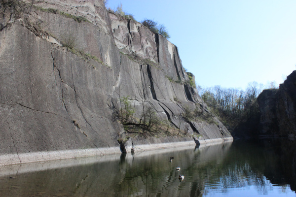 Hlubočepské jezírko vzniklo zatopením jednoho z mnoha zdejších lomů (lokalita 3). Hlubočepské jezírko vzniklo zatopením jednoho z mnoha zdejších lomů (lokalita 3).