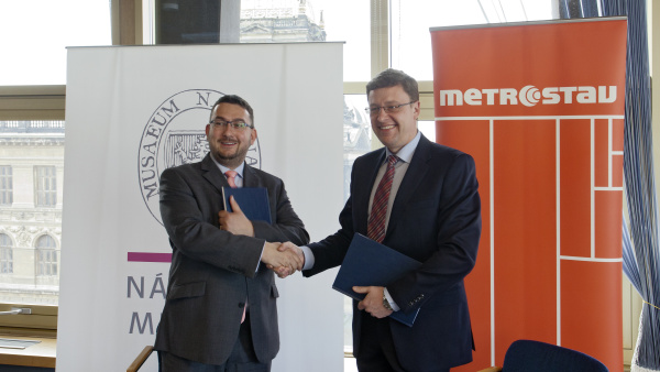 Generální ředitel Národního muzea Michal Lukeš (vlevo) a ředitel divize 9 firmy Metrostav Petr Zábský po podpisu smlouvy (zdroj: Národní muzeum) Generální ředitel Národního muzea Michal Lukeš (vlevo) a ředitel divize 9 firmy Metrostav Petr Zábský po podpisu smlouvy (zdroj: Národní muzeum)