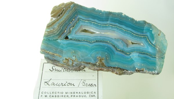 Jeden z Cassiererových minerálů, který doputoval do sbírek Národního muzea: Smithsonit, Laurion, Řecko, o rozměrech 12 × 8 cm (zdroj: Národní muzeum) Jeden z Cassiererových minerálů, který doputoval do sbírek Národního muzea: Smithsonit, Laurion, Řecko, o rozměrech 12 × 8 cm (zdroj: Národní muzeum)