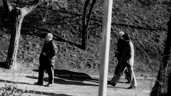 Bývalý politik, poté disident František Kriegel sledován dvěma příslušníky Státní bezpečnosti (StB). Praha 1977.