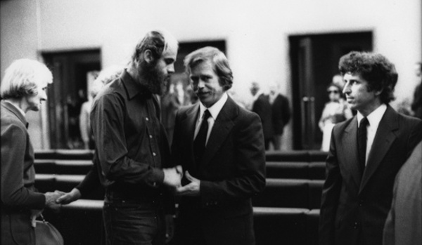 Pohřeb Václava Havla st. Jan Ruml (vlevo) kondoluje spisovateli a disidentovi Václavu Havlovi. Praha 1979.