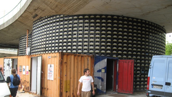 Stanica Žilina-Záriečie. Divadelní novostavba z bas od piva. Zdroj: Vojtěch Poláček Fotografie. Stanica Žilina-Záriečie. Divadelní novostavba z bas od piva. Zdroj: Vojtěch Poláček