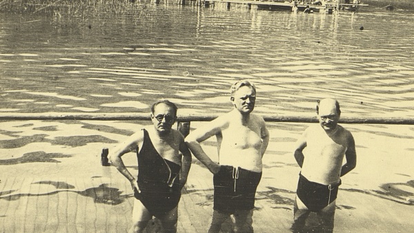 Fotografie. Karel Hoffmann u vody. Zdroj: Národní muzeum