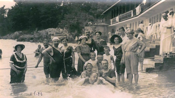 Fotografie. Josef Bohuslav Foerster s rodinou u moře. Zdroj: Národní muzeum