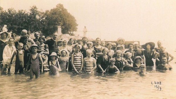 Fotografie. Josef Bohuslav Foerster s rodinou u moře. Zdroj: Národní muzeum