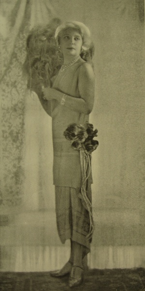 Fotografie. Madame Charlotte, ředitelka pařížského módního domu Premet ve večerní toaletě z bohatou květinovou dekorací na boku, 1924-1924. Zdroj: Národní muzeum