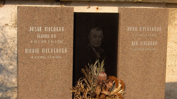 Hrob sběratele Michery. Zdroj: Národní muzeum Fotografie. Hrob sběratele Michery. Zdroj: Národní muzeum