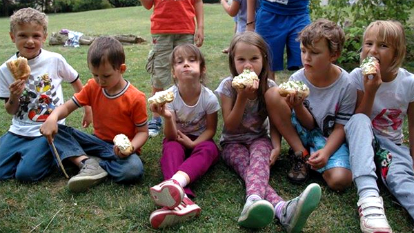 fotografie dětí při svačině