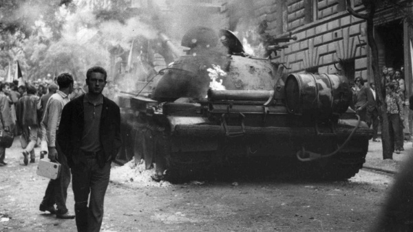 Fotografie. Dramatické okamžiky z roku 1968 v Praze. Zdroj: Národní muzeum, autor Igor Beneš Fotografie. Fotografie. Dramatické okamžiky z roku 1968 v Praze. Zdroj: Národní muzeum, autor Igor Beneš