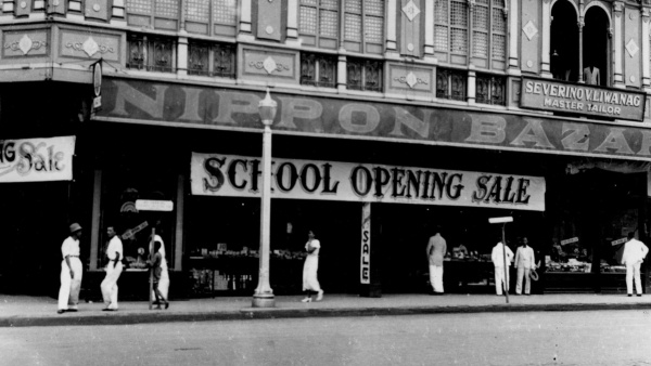 Dřevěná budova bazaru Nippon s poutačem „School Openig Sale“, Manila, 1934. Zdroj: Národní muzeum Fotografie. Dřevěná budova bazaru Nippon s poutačem „School Openig Sale“, Manila, 1934. Zdroj: Národní muzeum