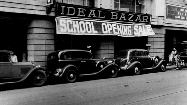 Poutač vybízející k nákupu školních pomůcek. Manila 1934. Zdroj: Národní muzeum Filipiny fotografie ulice