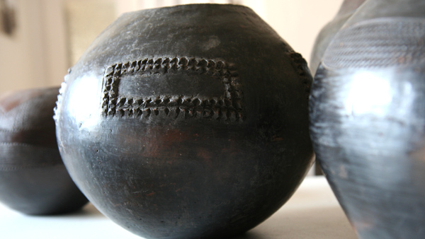 Fotografie. Tradiční africké nádoby na pivo. Zdroj: Národní muzeum