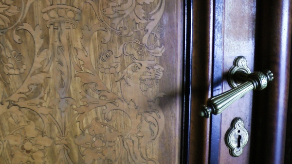 Vnitřní strana vchodových dveří do Panteonu s intarzovanou výzdobou. Zdroj: Národní muzeum Fotografie. Vnitřní strana vchodových dveří do Panteonu s intarzovanou výzdobou. Zdroj: Národní muzeum