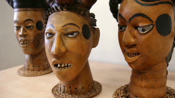 Masky kmene Ekoi. Zdroj: Národní muzeum Fotografie. Masky kmene Ekoi. Zdroj: Národní muzeum