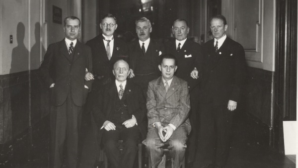 Tzv. hokejový mušketýři, zakladatelé kanadského hokeje v českých zemích. Zdroj: Národní muzeum Fotografie. Tzv. hokejový mušketýři, zakladatelé kanadského hokeje v českých zemích. Zdroj: Národní muzeum