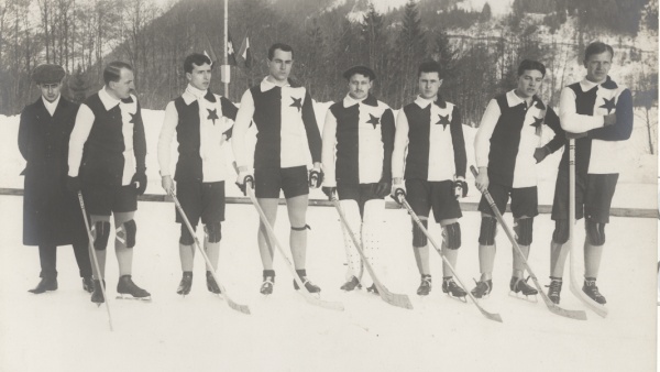 Mužstvo SK Slavia Praha, 1912, Chamonix, Fleischmann druhý z leva. Zdroj: Národní muzeum Fotografie. Mužstvo SK Slavia Praha, 1912, Chamonix, Zdroj: Národní muzeum