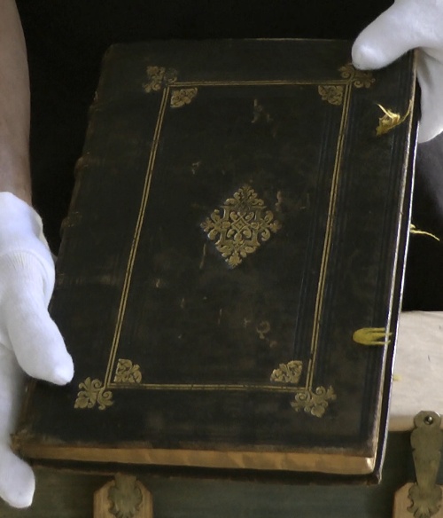 Fotografie. Nádherná a propracovaná vazba poukazuje na to, že šlo nejspíše o luxusní dárek. Zdroj: Národní muzeum