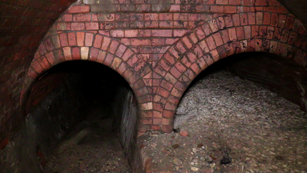 Větvení stoky zalité betonem. Zdroj: Národní muzeum Fotografie stoky