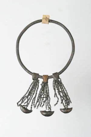 Fotografie. Měděný náhrdelník z oblasti Kilimandžára, průměr: 11,5 cm (inv. č.: 6270). Zdroj: Národní muzeum