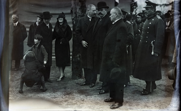 U příležitosti položení základního kamene Národního Památníku na Vítkově si Hana Benešové oblékla plášť s bohatým kožešinovým límcem, 1928. Zdroj: Národní muzeum Fotografie. 1) U příležitosti položení základního kamene Národního Památníku na Vítkově si Hana Benešové oblékla plášť s bohatým kožešinovým límcem, 1928. Zdroj: Národní muzeum